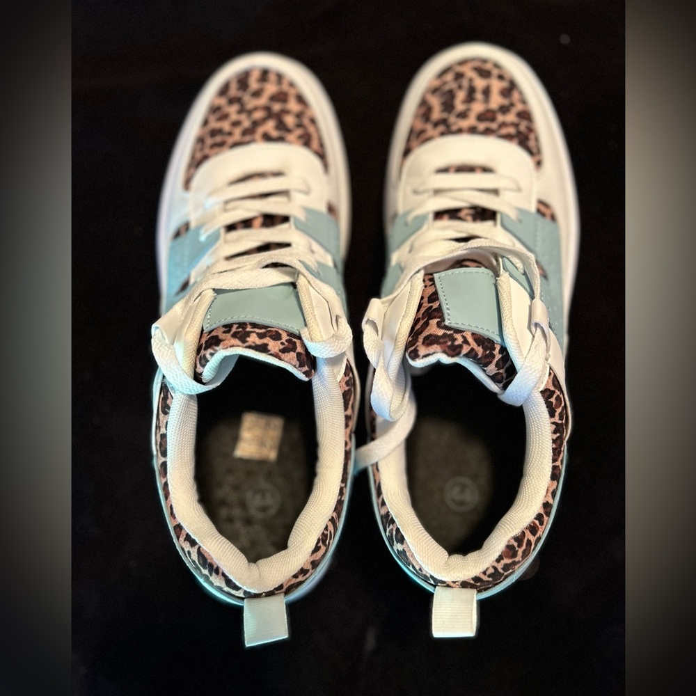 💙 Super fun and lightweight casual tennis shoe 💙